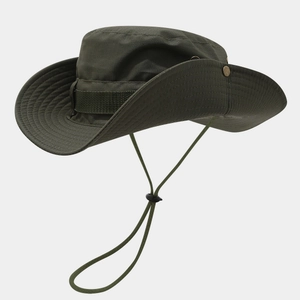 Detail eines armee-grünen Ripstop-Hutes mit Metallösen und verstellbarem Kinnriemen