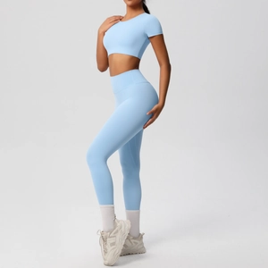 Ensemble de yoga deux pièces bleu clair avec legging taille haute et crop top court