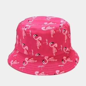 Détail de l'imprimé flamant rose vif sur le tissu en toile du chapeau bob rose rouge