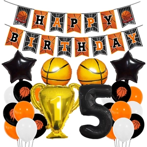 Déco anniversaire basket avec ballons trophée champion et bannière de joyeux anniversaire