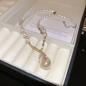 Collana di perle barocche con ciondolo a goccia d'acqua irregolare e catena d'oro