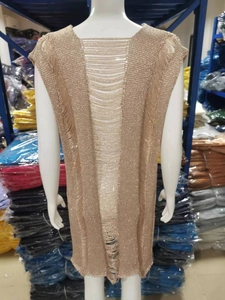 Dettaglio copricostume dorato in maglia con design a scala traforata sulla schiena