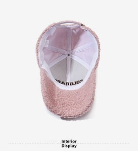 Détail intérieur de casquette de baseball rose en polaire avec doublure et broderie