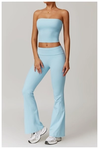 Vue détaillée de l'ensemble de yoga bleu clair avec haut tube et legging évasé