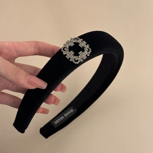 Elegante diadema de terciopelo negro con hebilla de strass y diseño de corona alta
