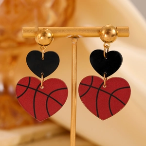 Vue détaillée des boucles d'oreilles double cœur avec motif basket sur support doré