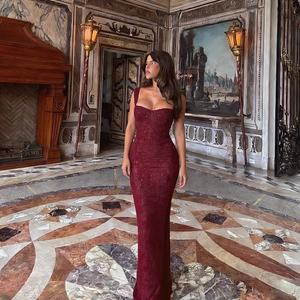 Robe de soirée élégante à paillettes bordeaux avec coupe sirène et fente française