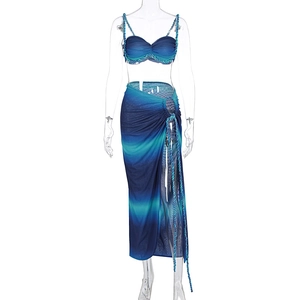 Détail du crop top dégradé bleu-vert et de la jupe fendue avec cordons latéraux