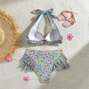 Vue à plat d'un bikini floral avec culotte taille haute à volants sur fausse fourrure
