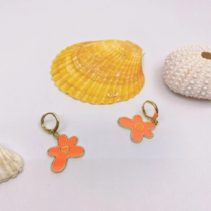 Vivaci orecchini a fiore in smalto arancione con cerchi dorati e design floreale