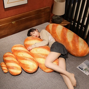 Detailansicht von fünf Größen der weichen Baguette-Plüschkissen in gemütlicher Schlafumgebung