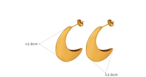 Détail macro de boucles d'oreilles croissant avec dimensions 2,8 cm et 2,0 cm
