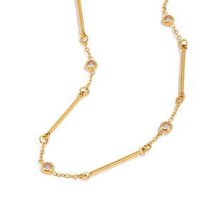 Détail du collier en zircon doré avec maillons cylindriques et cristaux incrustés