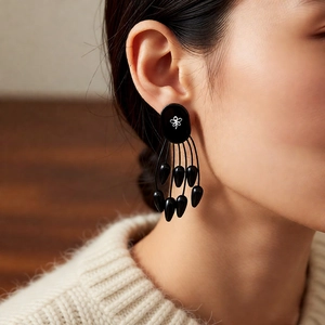 Gros plan de boucles d'oreilles ethniques à pampilles avec clous ovales à fleurs sur mannequin