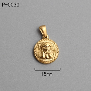 Dettaglio di un ciondolo moneta romana da 15mm placcato oro 18K con rilievo inciso