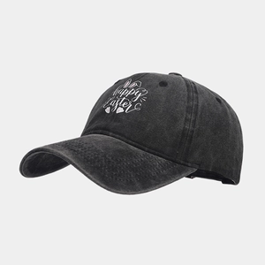 Gros plan de la broderie Happy Easter sur une casquette en denim délavé avec oreilles de lapin
