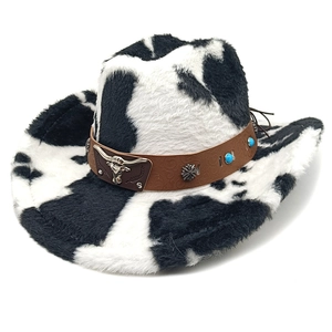 Détail d'un chapeau de cow-boy en peluche vache avec bande en cuir et pendentif taureau