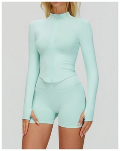 Détail des poignets passe-pouce et du tissu côtelé sur une veste de yoga menthe