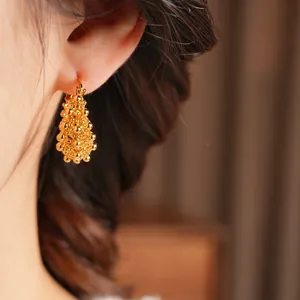 Élégantes boucles d'oreilles perlées plaquées or 18k au design triangulaire superposé