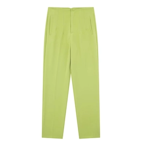 Dettaglio dei pantaloni verde lime a vita alta con tasche laterali e taglio dritto