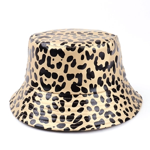 Vue détaillée du chapeau bob en cuir PU brillant avec motif léopard et finition lisse