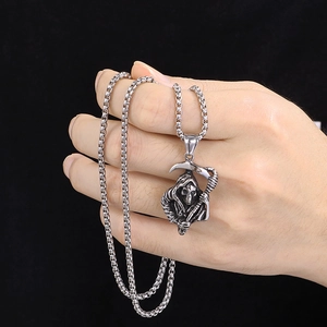 Pendentif faucheuse gothique punk en acier argenté avec faux sur une longue chaîne