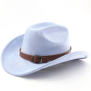 Nahaufnahme hellblauer Cowboyhut aus Filz mit braunem Lederband und Metallschnallen-Detail