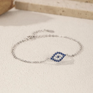 Bracelet en argent sterling S925 avec pendentif œil bleu et blanc sur surface texturée