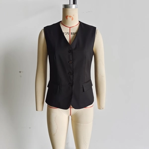 Detail der schwarzen Damen-Weste mit V-Ausschnitt und vier Knöpfen, Slim-Fit