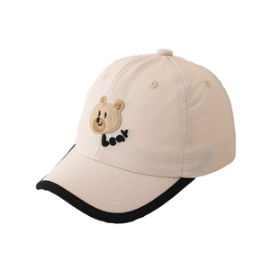 Casquette bébé beige avec broderie ours et visière noire contrastée en vue de face