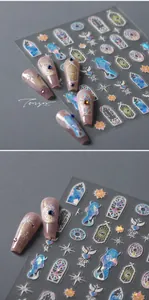 Détail macro de stickers holographiques pour ongles avec motifs de sirène et étoiles aurora