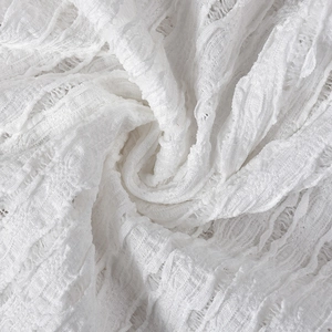 Gros plan sur la texture en maille côtelée blanche avec dentelle délicate de la robe