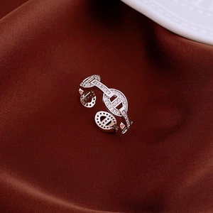 Sparkling zircon encrusted pig nose chain ring in minimalist silver adjustable design