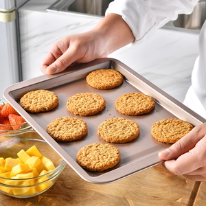 Teglia da forno rettangolare dorata antiaderente per biscotti e dolci tenuta con le mani