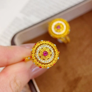 Bague vintage plaquée or 24 carats avec zircon rouge et détails filigranes