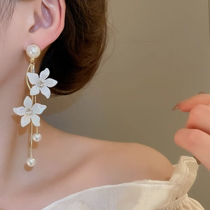Elegant long fringe earrings with white five-petal flowers and pearls on golden chains
