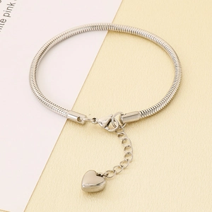 Détail du bracelet chaîne serpent en acier argenté avec breloque cœur et fermoir réglable