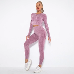 Detailansicht des nahtlosen Yoga-Sets mit Acid-Wash-Effekt, Leggings und bauchfreiem Oberteil