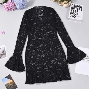 Mise à plat d'une mini-robe en dentelle noire avec manches cloche et décolleté en V