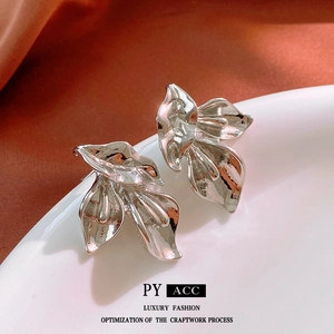 Boucles d'oreilles chic en forme de fleur de lys calla argentée au fini poli