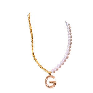 Collier élégant doré avec lettre G, perles blanches et chaîne à mailles mixtes