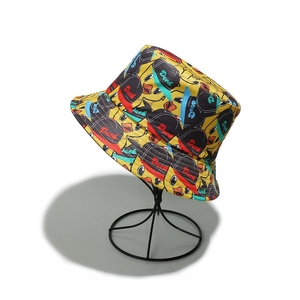 Dettaglio cappello alla pescatora giallo con stampa di anatra e scritta Duck