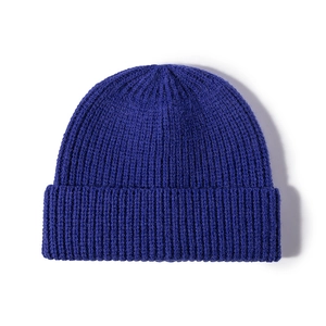 Berretto classico in maglia a coste blu reale con risvolto invernale