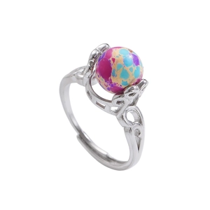 Details des verstellbaren Vintage-Rings mit buntem Marmoredelstein und Ziermuster