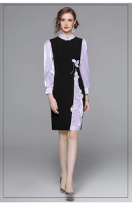 Dettaglio elegante abito cheongsam nero e viola con ricamo floreale 3D e maniche in raso