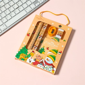 Détail du coffret papeterie de Noël avec règle, crayons et carnet dans une boîte orange