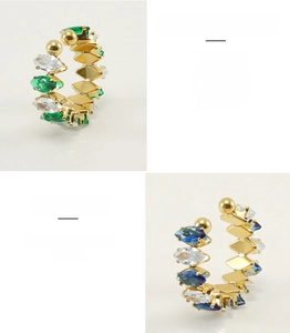 Vista de cerca y detallada del elegante anillo abierto de acero inoxidable para mujeres.