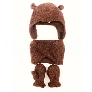 Dettaglio del set invernale per bambini con berretto orecchie d'orso, sciarpa e guanti