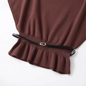 Brauner Strickpullover mit schmalem schwarzem Gürtel, Goldschnalle und Rüschensaum-Details