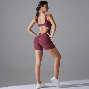 Détail d'un body de yoga bordeaux dos nu avec effet galbant et tissu à haute élasticité